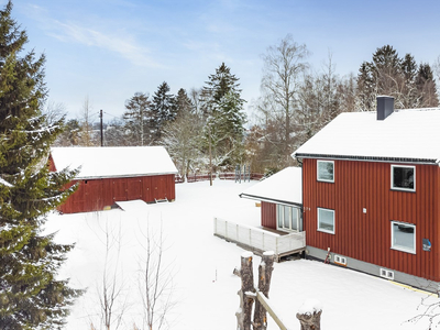 Pen og påkostet enebolig på stor, lettstelt tomt på 1,4 mål - Stor uteplass - Landlig beliggende.