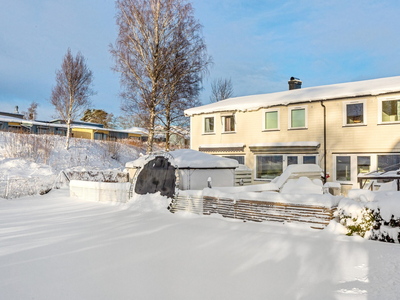 Rekkehusleilighet - 3 soverom - Flislagt bad - Terrasse - Garasje- Barnevennlig boområde !