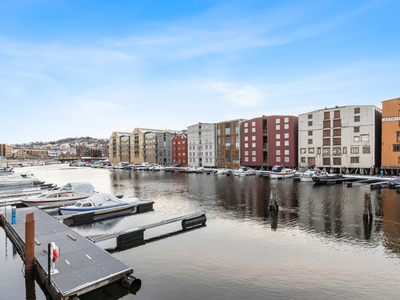 Sjarmerende 2-romsleilighet på 46 m² | Fantastisk beliggenhet | Ingen dok.avgift | Fjernvarme | Felles takterrasse.