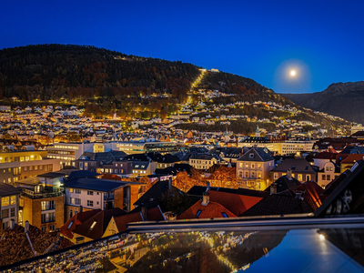 Sjarmerende 3-roms sentrumsperle med nydelig utsikt over Bergen by. Nabo til vakre Klosterhaugen. Nærhet til 