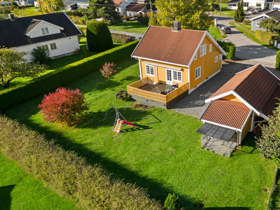 Sjarmerende enebolig med 3 soverom og garasje - Flott eiendom med skjermet, flat tomt - 1,3 km til Mysen sentrum