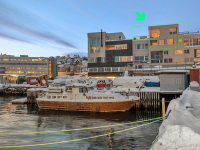 Spektakulær og svært romslig toppetasjeleilighet med takterrasse, nydelig utsikt og gjennomgående meget høy standard