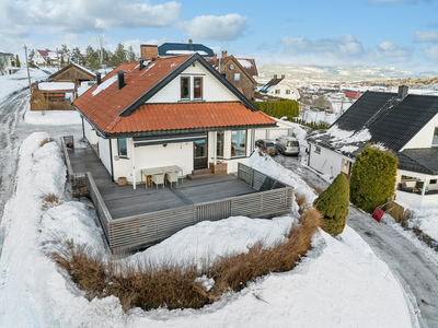 Stor og innholdsrik enebolig i rolig og barnevennlig område | Solrik tomt | Dobbelgarasje | Kort vei til skole, bhg mm.