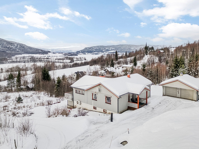 Stor tomt på over 11 mål! Enebolig med utsikt og gode solforhold i veletablert boligfelt.