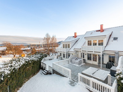 STORT OG INNBYDENDE REKKEHUS, SOLRIKT BELIGGENDE I BLINDVEI VED SJØEN. 195 kvm BRA. Herlige uteplasser. Utleiemulighet.