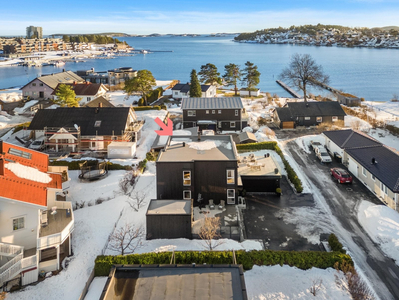 Lekker bolig med svært gode solforhold og flott sjøutsikt - Anneks - Dobbel garasje - Høy standard!