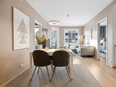 Strøken lys 3-roms leilighet fra 2019 med stor balkong. Nybygg garanti. Fjernvarme, lave felleskostnader. Kun TG1!