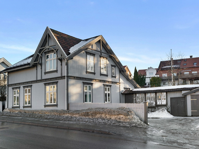 Sveitservilla fra 1902 rik på sjarm, autentisitet og unike detaljer. Renovert bryggerhus. Skjermet hage med plommetrær.