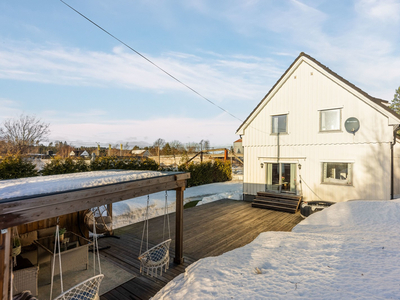 Tjodalyng - Koselig enebolig med 4 soverom, ildsted og varmepumpe. Nyere terrasse m/pergola. Garasje og elbillader.