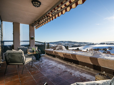 Unik toppleilighet med fantastisk utsikt! Stor terrasse, heis og garasjeplass. Populært og veletablert område. Må ses!