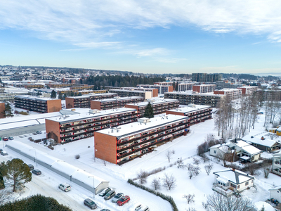 3-roms leilighet med muligheter & potensiale på Hamar Vest! Leiligheten ligger i 3.etasje m/ heis.