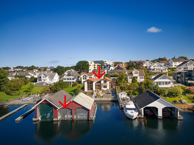 Arkitekttegnet murvilla med en fantastisk beliggenhet helt i sjøkanten. Egen brygge og naust/båtgarasje.