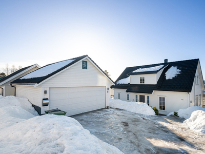 Attraktiv enebolig i blindvei på populære Brånåsen | Solrikt og vid utsikt | Dobbelgarasje | Svømmebasseng