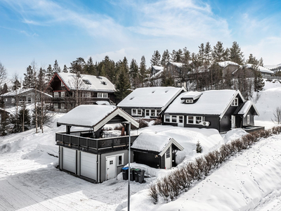 Attraktiv halvpart tomannsbolig. Utestue på ca. 28 kvm og hyggelig hage. Stor dobbelgarasje (62 kvm). God bodplass.