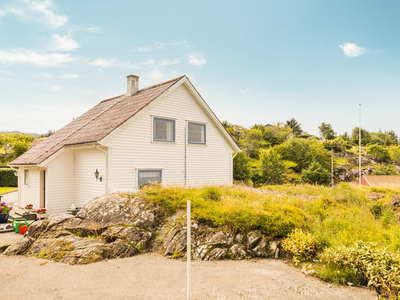 Bekkjarvik | Unik enebolig med hage og naust med fantastisk beliggenhet. Egen garasje og stor tomt.