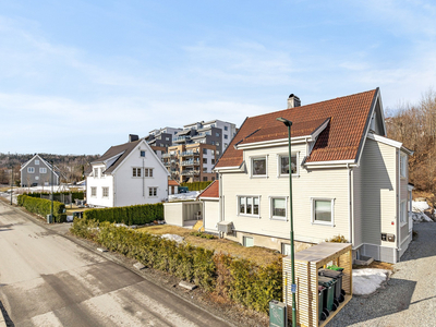 Delikat halvpart av tomannsbolig, med ildsted og balkong. Sentrumsnært, rett ved barneskolen og den kommende fjordbyen.