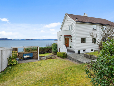 Eldre tomannnsbolig med stort potensial. Panoramautsikt over Byfjorden. Solrik hage. Garasje. Barnevennlig boligområde.