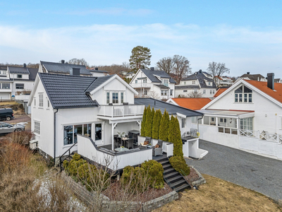 Enebolig med stor solrik veranda, balkong med praktfull utsikt utover Oslofjorden, pent opparbeidet hage og kjellerstue.