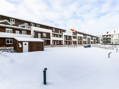 Familievennlig og praktisk nyere 4-roms endeleilighet i høy 1. etg. Ettermiddags-/kveldssol på balkongen. Garasje. Heis.