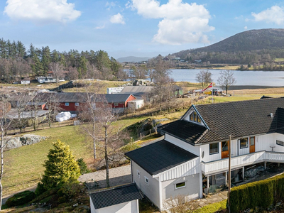 Familievennlig og velholdt enebolig med stor tomt(1,6 mål) i landlige omgivelser - To garasjer og carport.