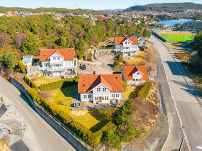 Flott familiebolig i veletablert boligområde på Tveit - flott hage og stor dobbel garasje - like v/skole og barnehager