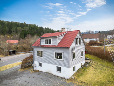 Fotlandsvåg - Enebolig i landlige og rolige omgivelser - stor garasje/løe på 41 kvm - tomt på 2,3 mål.