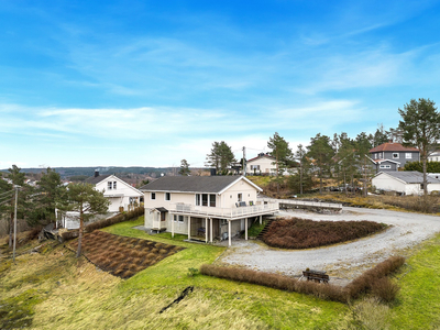 Fritt, høyt og fint beliggende enebolig med utleiedel i underetasjen. Garasje.