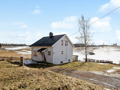 Frittliggende enebolig med totalrenoveringsbehov | Landlig beliggenhet | Tomt på 1 mål