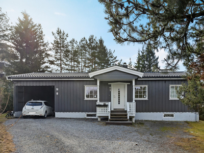 Hyggelig, lettstelt bolig med alle beboelsesrom på en flate. Carport.