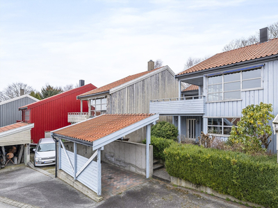 Innholdsrik enebolig i rekke med carport. Tomt grensende mot friareal. Rolig blindgate. Oppussing må påregnes.