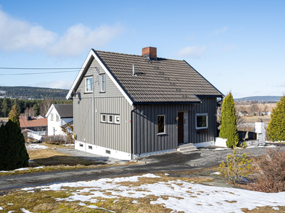 Koselig enebolig i landlige omgivelser. Stor hage, 2 uteplasser, uthus og dobbelgarasje. Nær skole, barnehage og butikk.