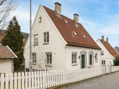 Kronstad | Nydelig beliggende tomannsbolig i mur i Pinnelien Hageby. Stor, plan hage med gode solforh. Oppussingsobjekt!