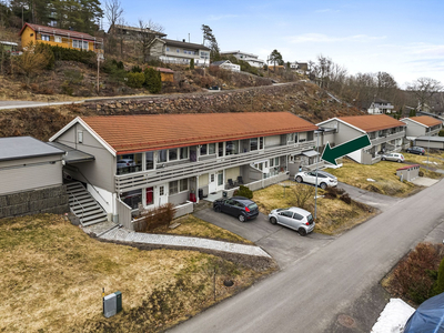 Leilighet med egen inngang og terrasse - Nærhet til sjøen - Trygdebolig - Parkering i carport - 0,- i fellesgjeld