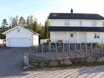 Lekker enebolig i barnevennlig område med 4 soverom, 2 bad, terrasse og dobbelgarasje