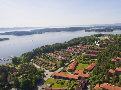 Lys & delikat 4-roms med nærhet til sjøen. Høy standard. Garasje. Peis. Solrik balkong. Attraktivt område på Nedre Høvik