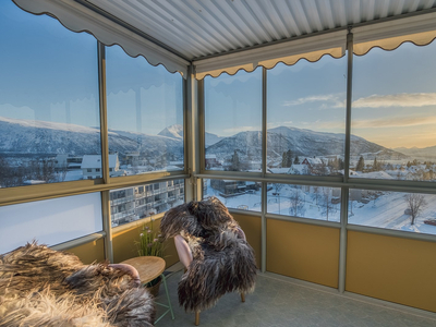 Moderne og stilren 3-roms. Innglasset balkong med fanatastisk utsikt og optimale solforhol!