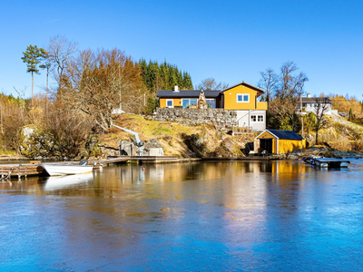 Nydelig sjøeiendom med enebolig, naust og anneks med garasje. Kort vei (ca 7 minutter) til Lagunen.