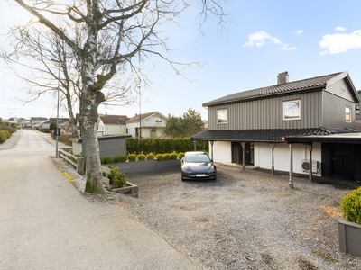 Pen enebolig med carport og store uteplasser. Bad, kjøkken og eget vaskerom fra 2015. Idyllisk område nært sjøen.