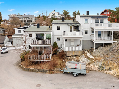 Pen leilighet med god planløsning / Romslig veranda med fin sjøutsikt og meget gode solforhold. Asfaltert parkering