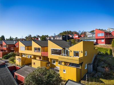 Pent og innholdsrikt enderekkehus med garasje, i barnevennlig gatetun. Solrikt med fin utsikt.