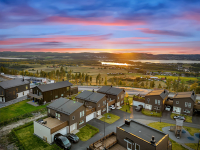 Påkostet bolig fra 2021.To stuer og tre store soverom! Romslig takterrasse og terasse.Dobbelgarasje m/elbillader.