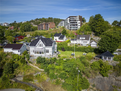 Påkostet villa i Jugendstil med parkmessig uteområde- tre garasjeplasser - brygge med 10 meter strandlinje