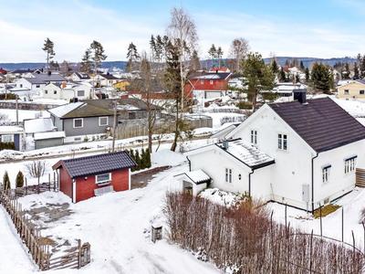 Sjarmerende enebolig med barnevennlig beliggenhet innerst i blindvei |Stor dobbelgarasje m/lader |Fine uteplasser & hage