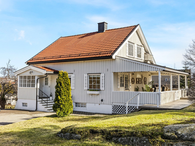 Sjarmerende enebolig på Gressvik | Stor og solrik tomt med masse tumleplass og terrasse på 38 kvm | Garasje