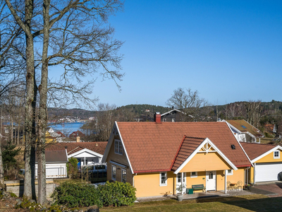 Sjønær og meget hyggelig enebolig på solfylt tomt i stille og rolig blindvei. Garasje.