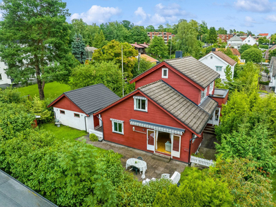 Stor enebolig med masse potensial innerst i blindvei. Usjenert hage med gode solforhold. Gårdsplass med dbl.garasje