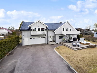 Stor, flott og påkostet familiebolig med utleieleilighet! Solrik terrasse og balkonger, velpleid hage - dobbel garasje