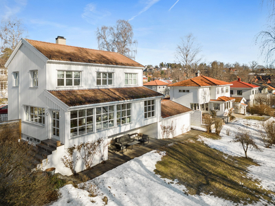 Stor og innholdsrik enebolig med suveren beliggenhet i fonden av Smestad-parken