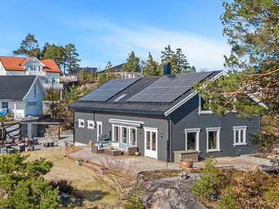 Strøken enebolig med stor og idyllisk hage - Stort tun og integrert garasje - Båtplass og mye mer!