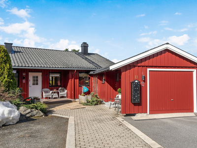 Velholdt enebolig med alt på en flate - Garasje - Solrik og skjermet terrasse - Barnevennlig boområde